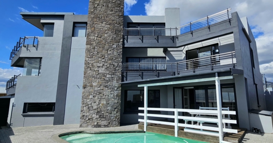 4 Bedroom Property for Sale in Perlemoenbaai Western Cape